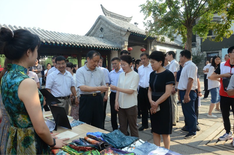 我校染缬艺术研究所应邀赴山东省济南市参加宣传推介非遗扶贫就业工坊产品展示展销活动