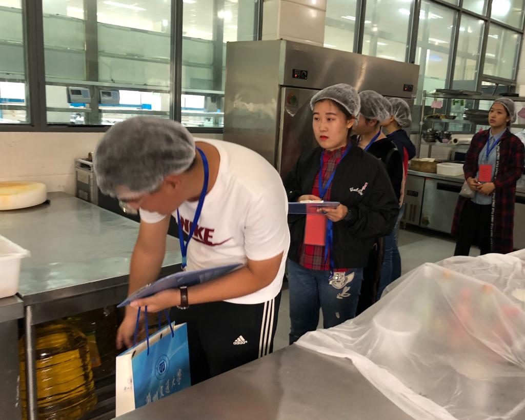【聚焦校庆】开云线上登录平台入口食品安全检查工作