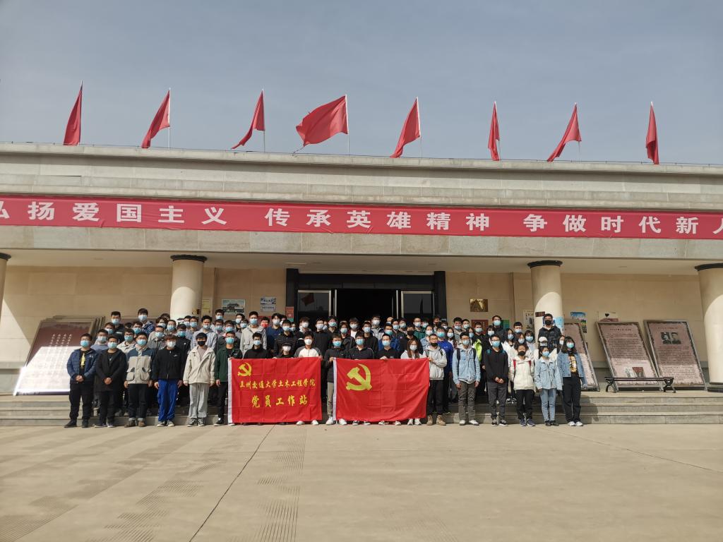 我校学生党员祭奠卫国戍边英雄陈红军烈士