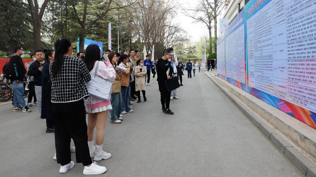 抢抓春招关键期 全力攻坚促就业——我校举办“众职有约 青春交响-甘肃省交通行业类2023年春季高校毕业生大型双选会”