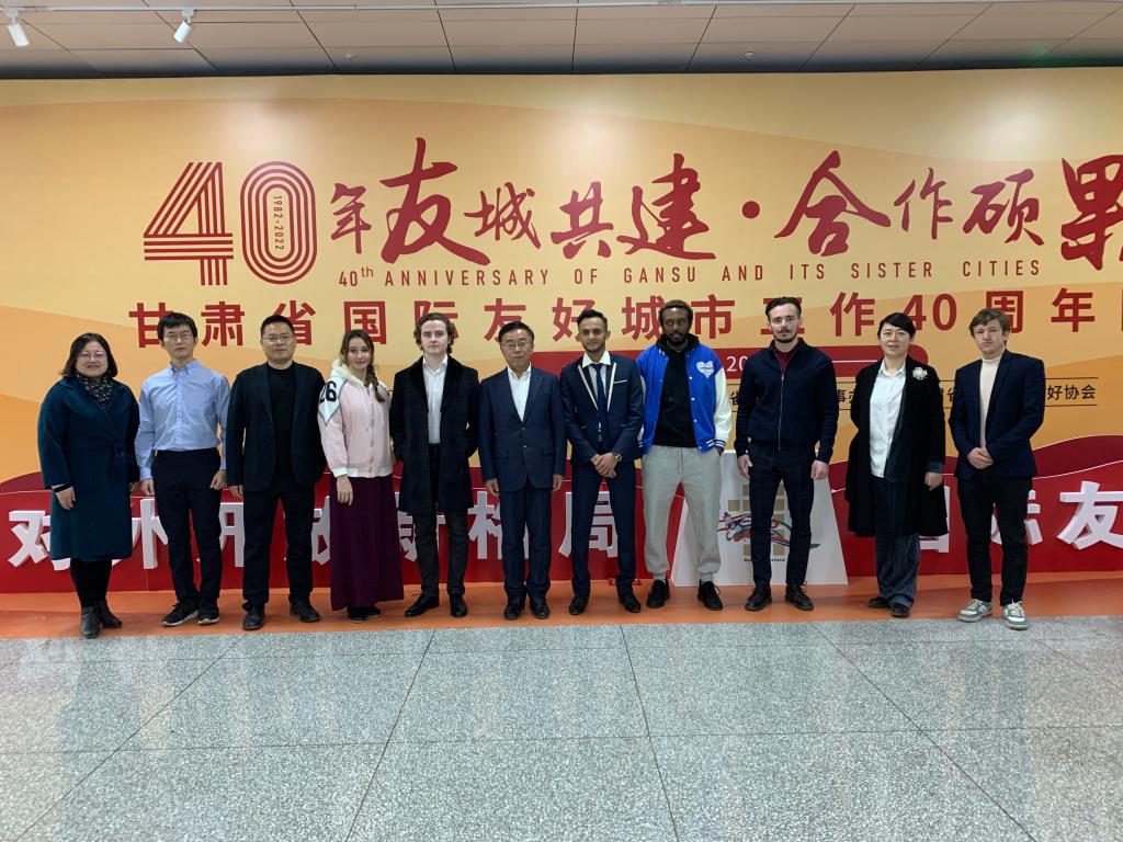 国际教育学院师生参加甘肃省国际友城工作40周年图片展开展仪式