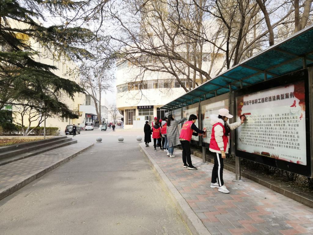 我校开展“创建文明城市 弘扬志愿精神”环保志愿服务