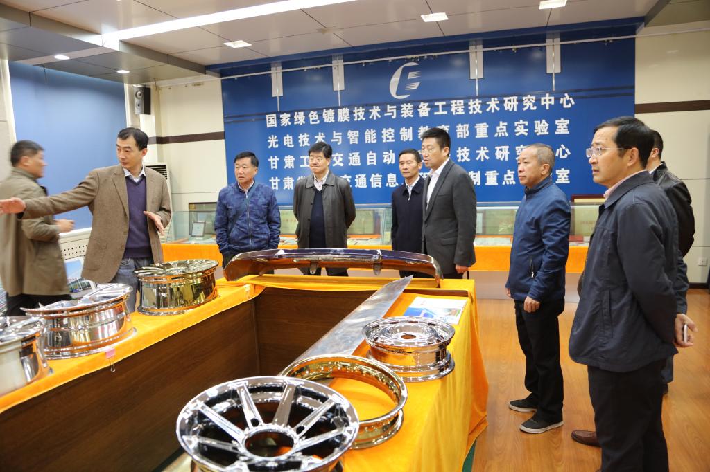 江苏仪征市市长朱柏兴一行来我校参观考察