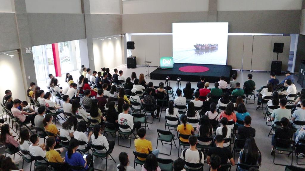 韩松落、丁海笑与我校师生分享“文艺之旅”