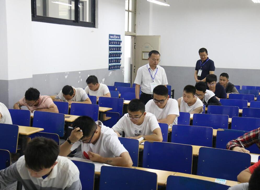刘振奎副校长巡视期末结课考试考场