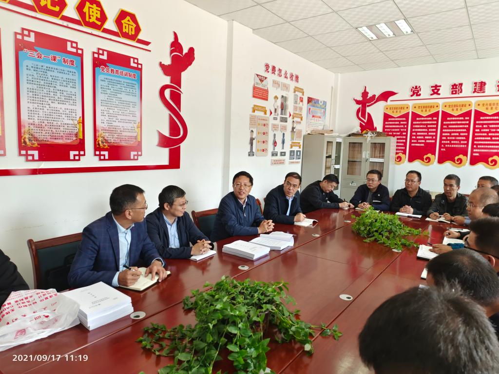 校党委书记杨子江参加斜路坡村捐资助学活动并慰问学校驻村干部
