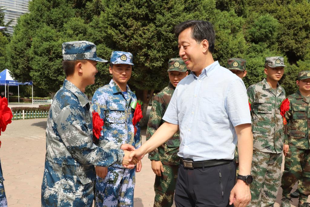 我校举行2019年大学生新兵入伍欢送会