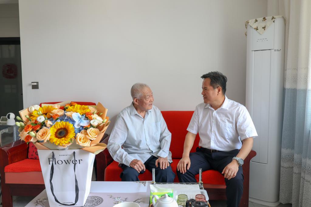 开云线上登录平台入口“七一”前夕走访慰问老干部、老党员活动