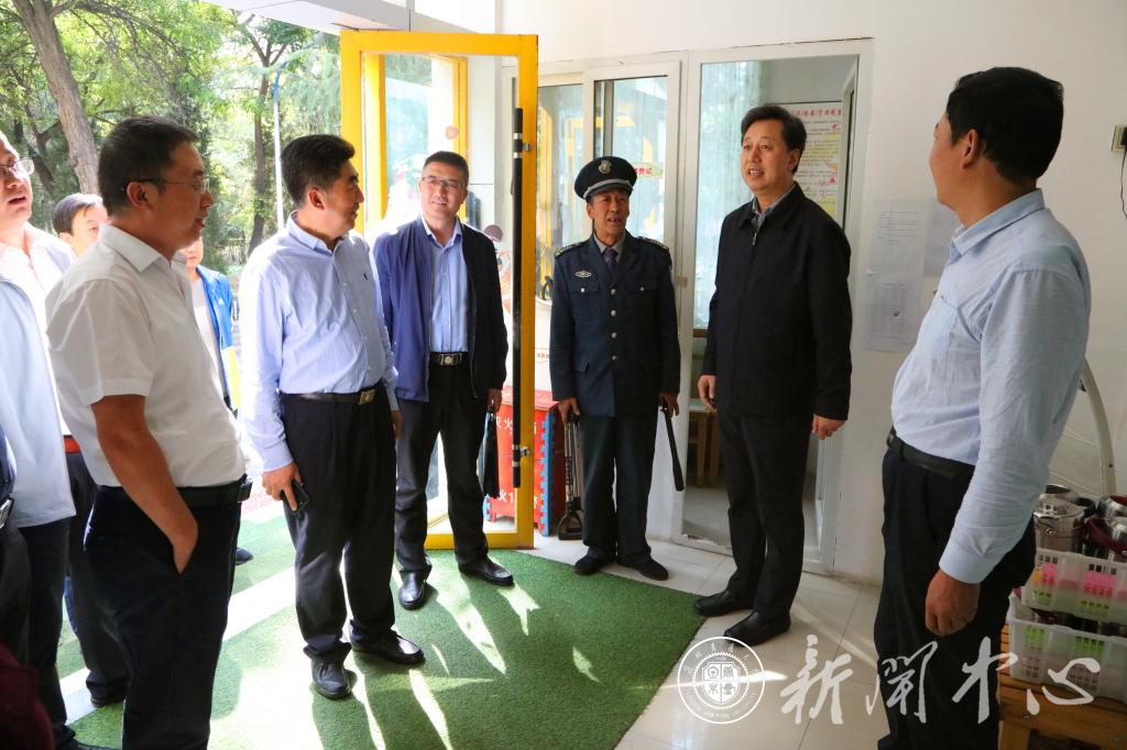 马军党副校长检查校园安全工作