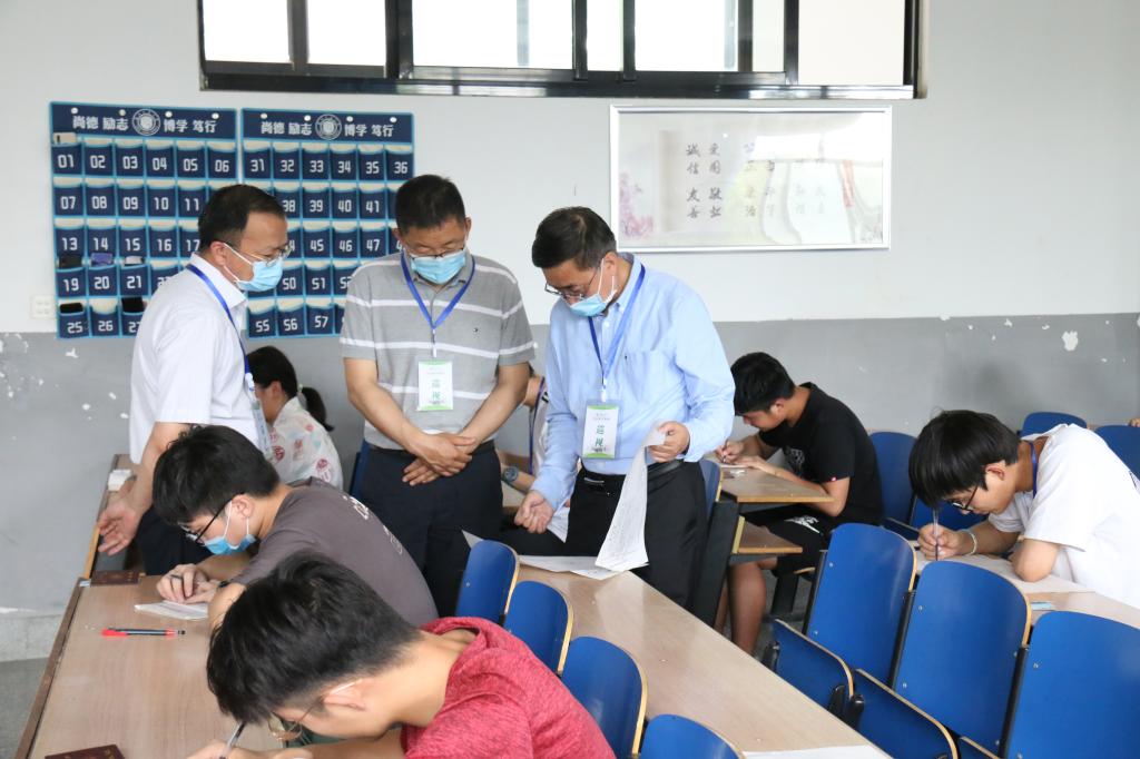 校长李引珍督查复学复课及疫情防控运行情况