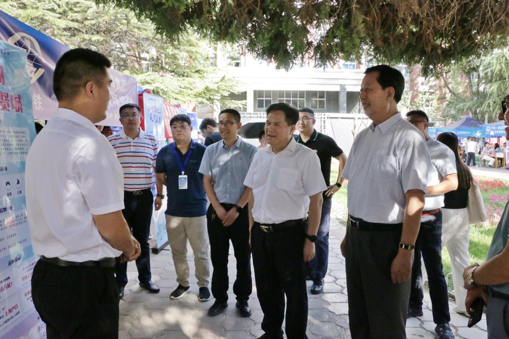 校领导深入2024届校园招聘会现场指导就业工作