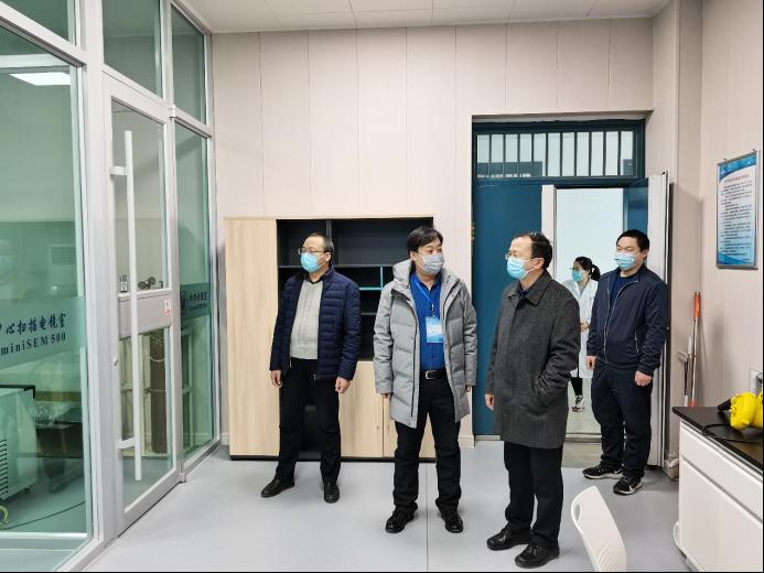 校领导检查实验室安全工作