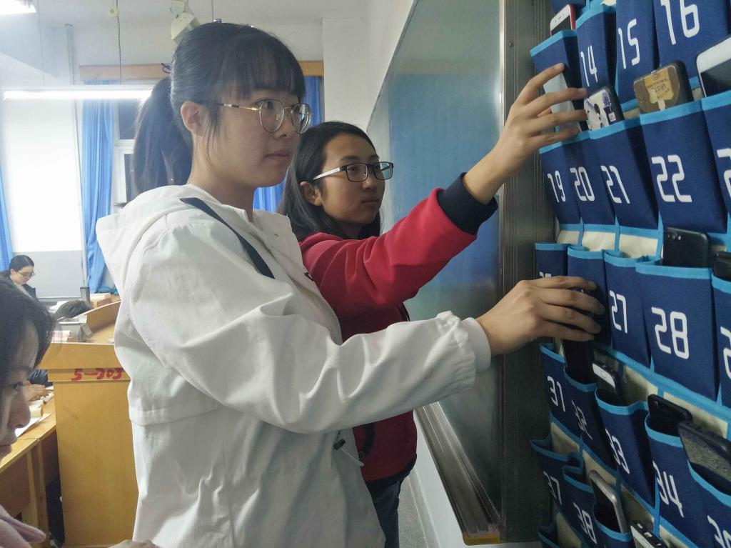 学校为教学楼各教室统一制作安装手机存放袋