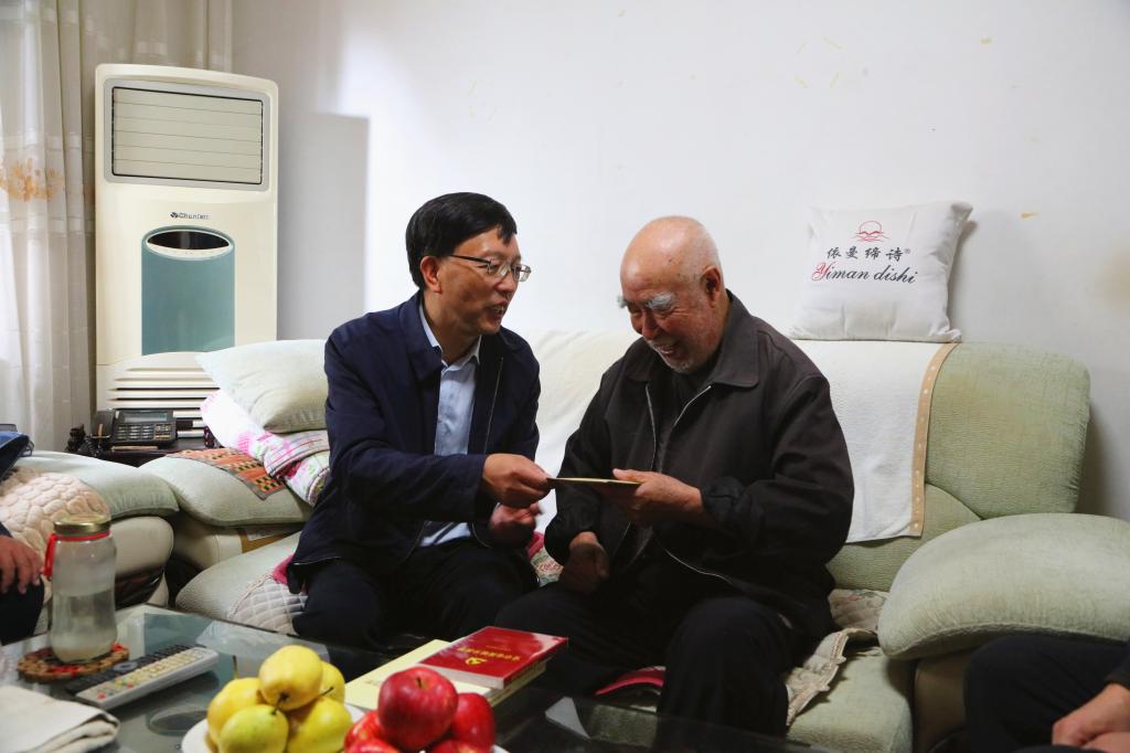 校领导带队在新中国70华诞来临之际走访慰问老党员老干部