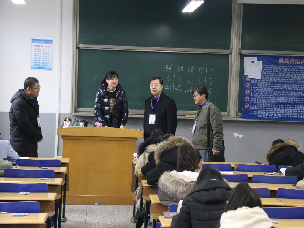 副校长马军党带队巡视期末考试考场