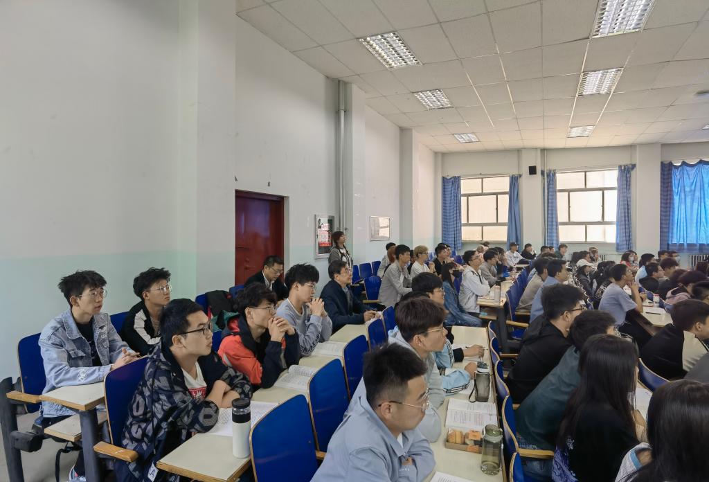 李引珍校长深入思政课堂听课