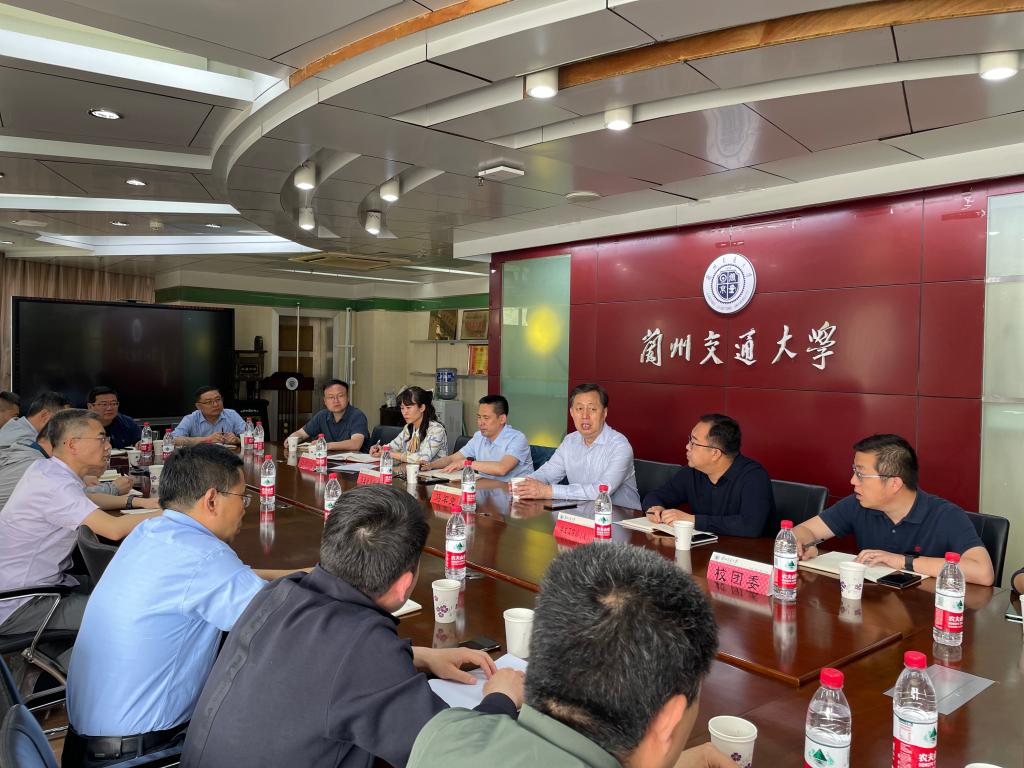 校领导深入联系班级和联系单位开展专题调研