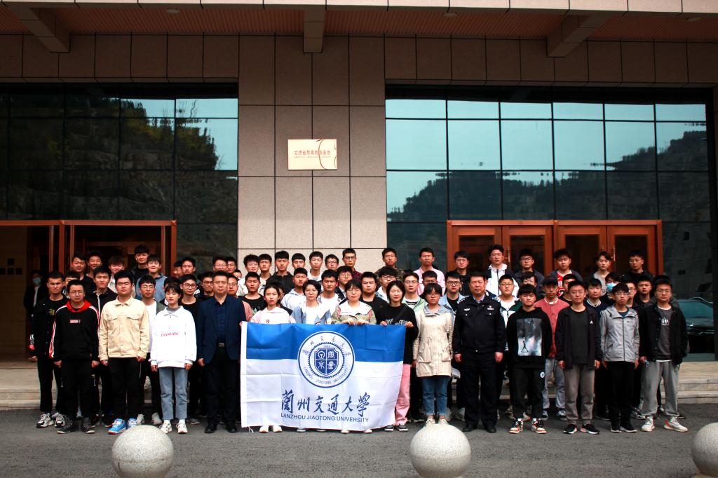学校组织学生赴甘肃省禁毒教育基地开展毒品预防教育活动